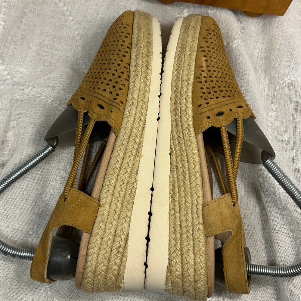 NWOT Earth leather wedge sling back wedge shoes espadrille